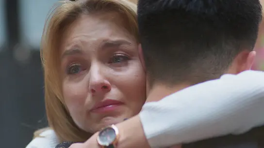 Leona estrecha entre sus brazos a Benjamín Leona estrecha entre sus brazos a Benjamín