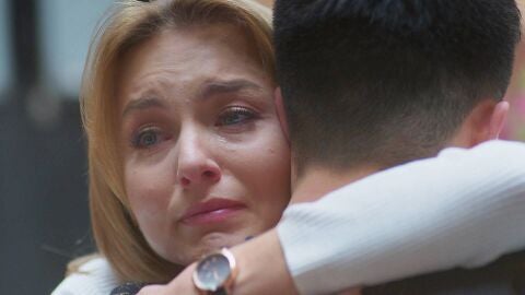 Leona estrecha entre sus brazos a Benjamín 