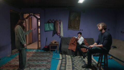 Ela enga&ntilde;a a Nur y le hace creer que ha encontrado a Leyla