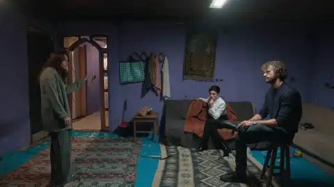 Ela engaña a Nur y le hace creer que ha encontrado a Leyla Ela engaña a Nur y le hace creer que ha encontrado a Leyla