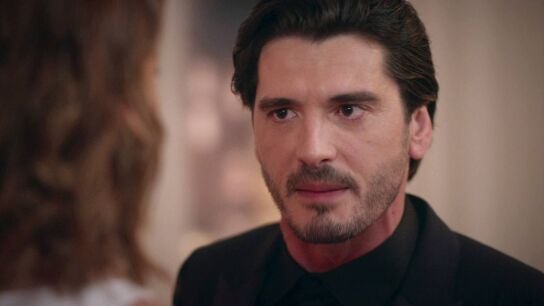 Velvet el nuevo imperio - Alberto estalla al ver que Carlos compra el Carmín 76 que Cristina sacó a subasta