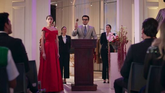 Velvet el nuevo imperio - Carlos Aristiz&aacute;bal compra en una subasta el vestido rojo de Ana