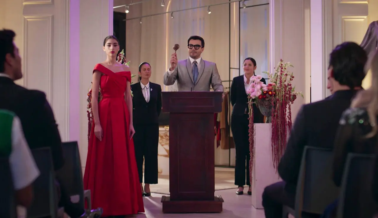 Velvet el nuevo imperio - Carlos Aristizábal compra en una subasta el vestido rojo de Ana