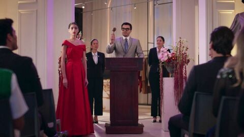 Velvet el nuevo imperio - Carlos Aristiz&aacute;bal compra en una subasta el vestido rojo de Ana