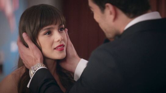Carlos quiere que Ana se ponga el vestido rojo sin saber que ya lo ha lucido antes