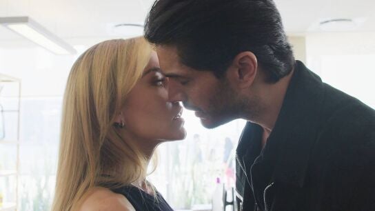 Leona, a punto de besarse con Gael