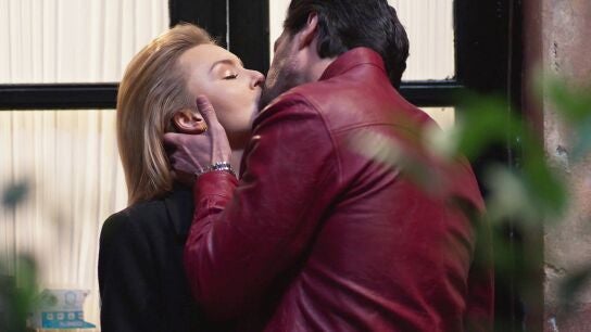 Gael y David luchan por el amor de Leona y la sorprenden con un beso