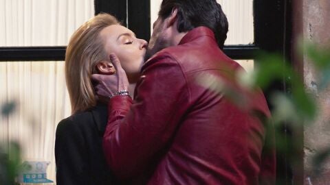 Gael y David luchan por el amor de Leona y la sorprenden con un beso
