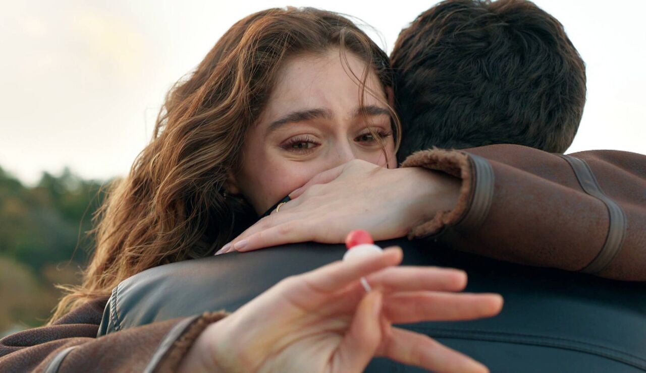 Civan le pide matrimonio a Ela, pero la felicidad de los j&oacute;venes se ven enturbiada tras el accidente de Ceren a caballo provocado por Nur