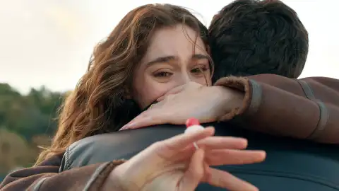 Civan le pide matrimonio a Ela, pero la felicidad de los jóvenes se ven enturbiada tras el accidente de Ceren a caballo provocado por Nur Civan le pide matrimonio a Ela, pero la felicidad de los jóvenes se ven enturbiada tras el accidente de Ceren a caballo provocado por Nur