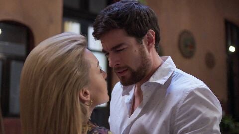 David le roba un beso a Leona