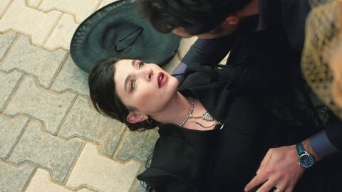 Nur se autolesiona para desviar la atención de la gente 