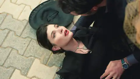 Nur se autolesiona para desviar la atención de la gente Nur se autolesiona para desviar la atención de la gente