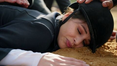 Ceren sufre una aparatosa caída a caballo tras manipular Nur su silla