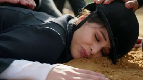 Ceren sufre una aparatosa caída a caballo tras manipular Nur su silla Ceren sufre una aparatosa caída a caballo tras manipular Nur su silla