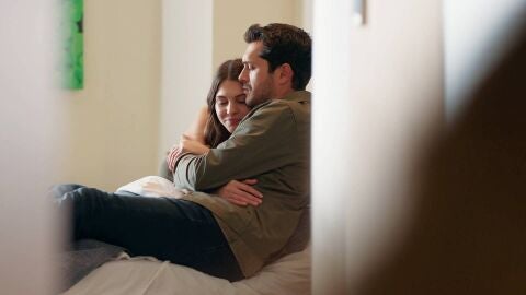 Ela sorprende a Civan y a Ceren abrazados