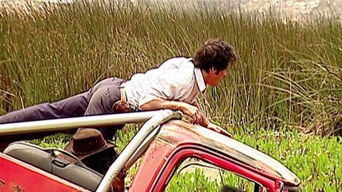 D&iacute;nora y Fernando sufren un accidente en su huida de la polic&iacute;a y quedan atrapados en arenas movedizas