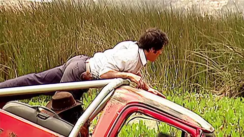 Dínora y Fernando sufren un accidente en su huida de la policía y quedan atrapados en arenas movedizas Dínora y Fernando sufren un accidente en su huida de la policía y quedan atrapados en arenas movedizas