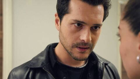 Civan le confiesa a Ela que no puede dejar de pensar en ella