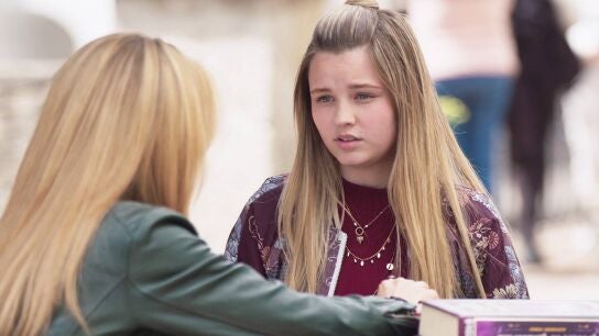 Kika ridiculiza a Leona delante de todo el colegio por su relaci&oacute;n con su padre y Ana Julia rechaza el romance