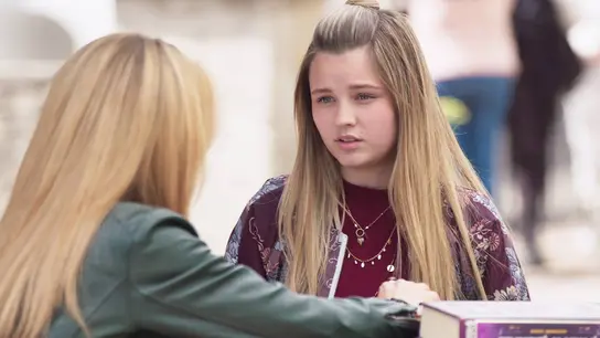Kika ridiculiza a Leona delante de todo el colegio por su relación con su padre y Ana Julia rechaza el romance Kika ridiculiza a Leona delante de todo el colegio por su relación con su padre y Ana Julia rechaza el romance