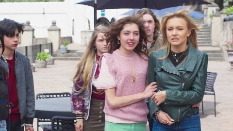 Kika ridiculiza a Leona ante sus compañeros de escuela 