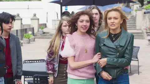 Kika ridiculiza a Leona ante sus compañeros de escuela Kika ridiculiza a Leona ante sus compañeros de escuela