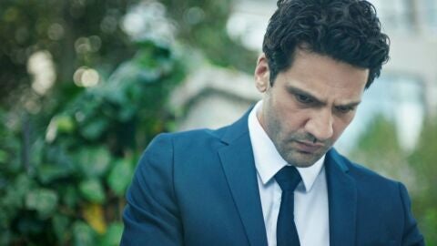 Ilgaz recibe una amenazante nota que implica a Ceylin y se lo oculta