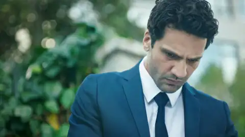 Ilgaz recibe una amenazante nota que implica a Ceylin y se lo oculta Ilgaz recibe una amenazante nota que implica a Ceylin y se lo oculta