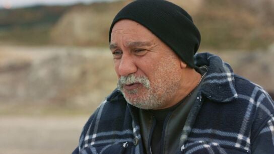 Neco roba el reloj de Melih en el evento benéfico