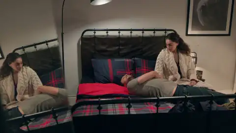 Civan llega a casa borracho y Ela se ocupa de él Civan llega a casa borracho y Ela se ocupa de él