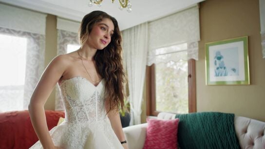 Ela se viste de novia con los vestidos de Serap y fantasea con su boda frente al espejo
