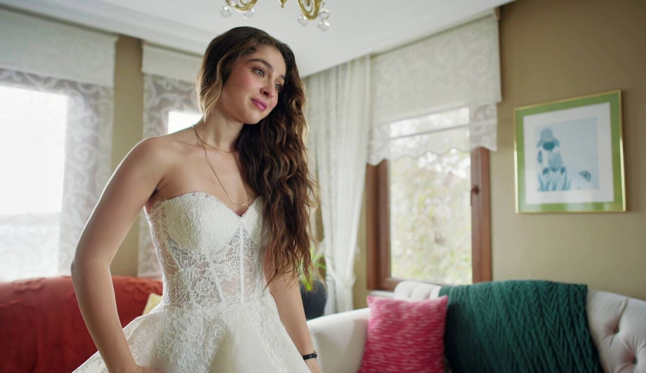 Ela se viste de novia con los vestidos de Serap y fantasea con su boda frente al espejo