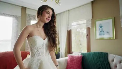 Ela se viste de novia con los vestidos de Serap y fantasea con su boda frente al espejo Ela se viste de novia con los vestidos de Serap y fantasea con su boda frente al espejo