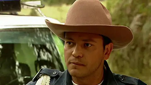 La policía pide a Franco y a Óscar que se vayan a casa La policía pide a Franco y a Óscar que se vayan a casa