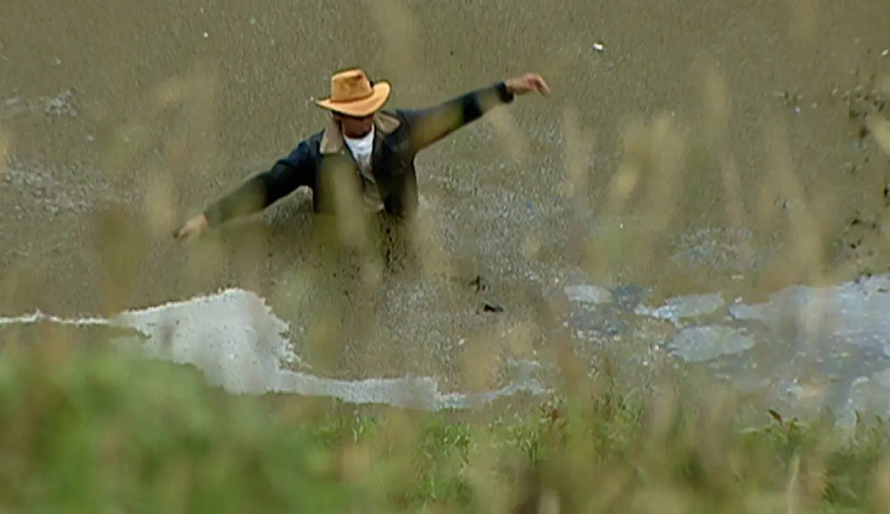 Franco casi muere en las arenas movedizas mientras busca a su hermano