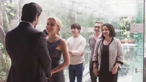 Gael recibe a Leona para celebrar su compromiso en familia Gael recibe a Leona para celebrar su compromiso en familia