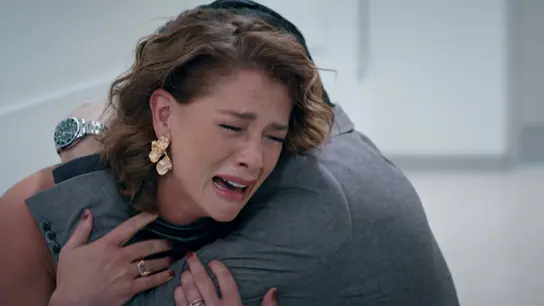 Velvet el nuevo imperio - El señor Otegui muere y Cristina se derrumba en brazos de Alberto Velvet el nuevo imperio - El señor Otegui muere y Cristina se derrumba en brazos de Alberto