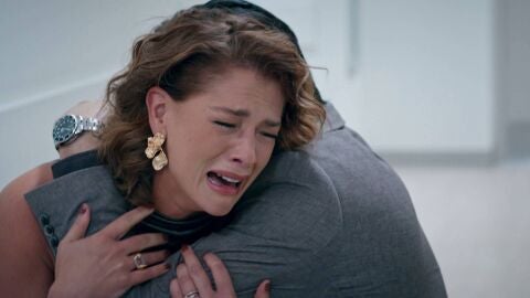 Velvet el nuevo imperio - El señor Otegui muere y Cristina se derrumba en brazos de Alberto