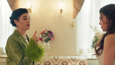 Nur emplea sus artimañas para que Serap se case con Yilmaz Nur emplea sus artimañas para que Serap se case con Yilmaz