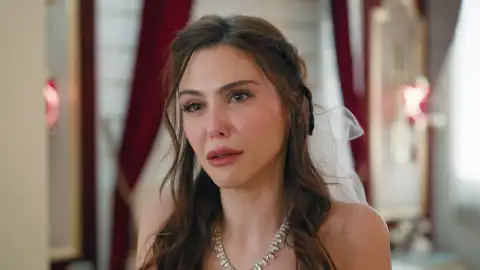 Serap le confiesa a Ferda que está enamorada de Tufan Serap le confiesa a Ferda que está enamorada de Tufan