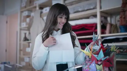 Velvet el nuevo imperio - Alberto hace un especial regalo a Ana Velvet el nuevo imperio - Alberto hace un especial regalo a Ana