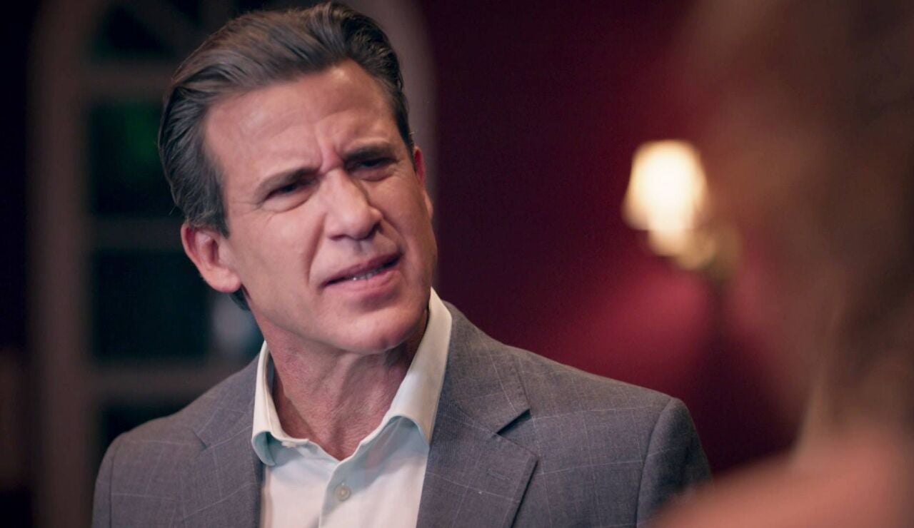 Velvet el nuevo imperio - El se&ntilde;or Otegui muere tras una discusi&oacute;n con Cristina