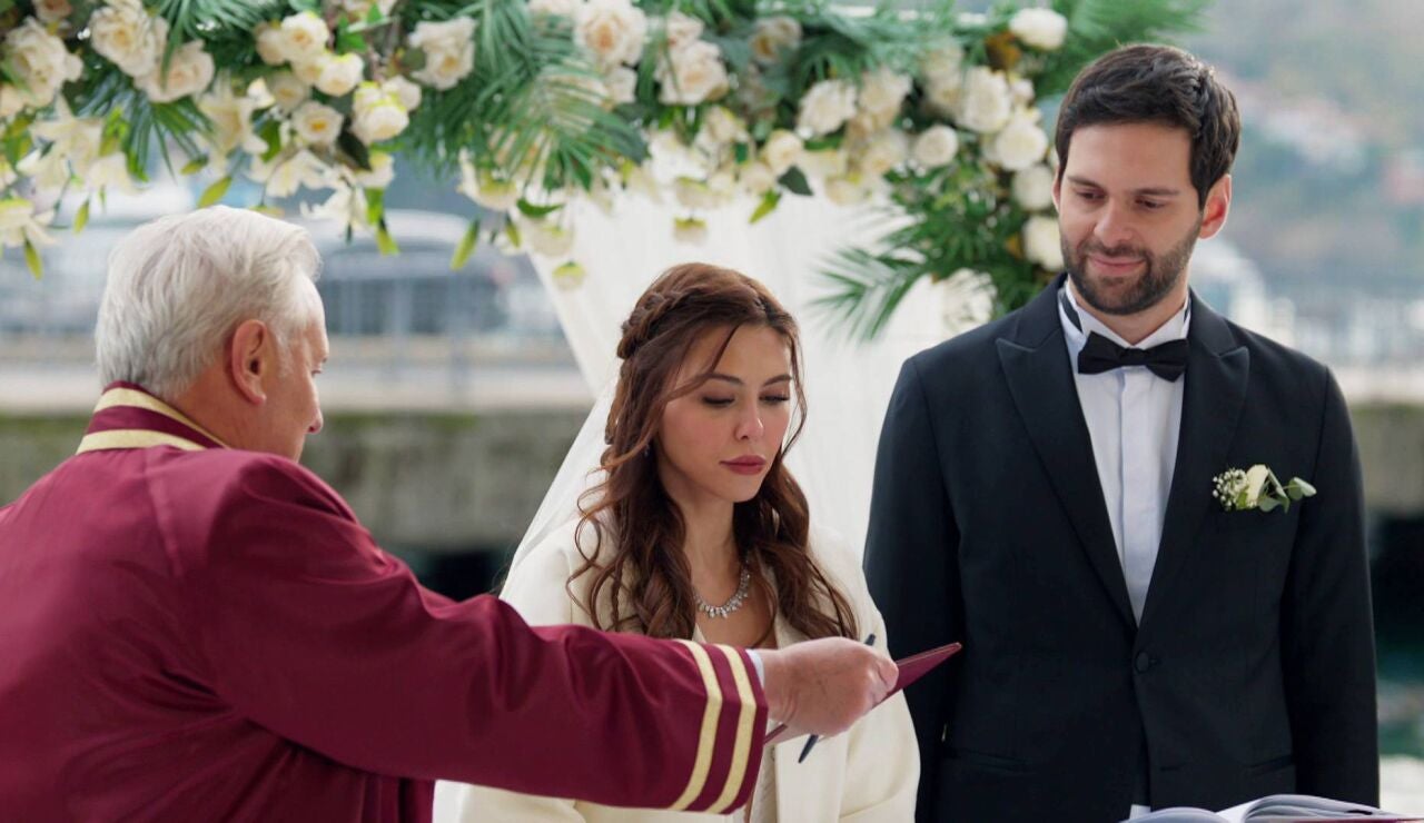 Nur obliga a Serap a casarse con Yilmaz al conocer el secreto de Tufan