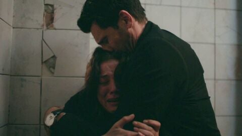 Secretos de familia - Ilgaz rescata a Ceylin del zulo y piensan que Burak es el asesino