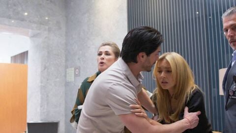 Leona y Apolo consiguen sobrevivir al sabotaje del ascensor