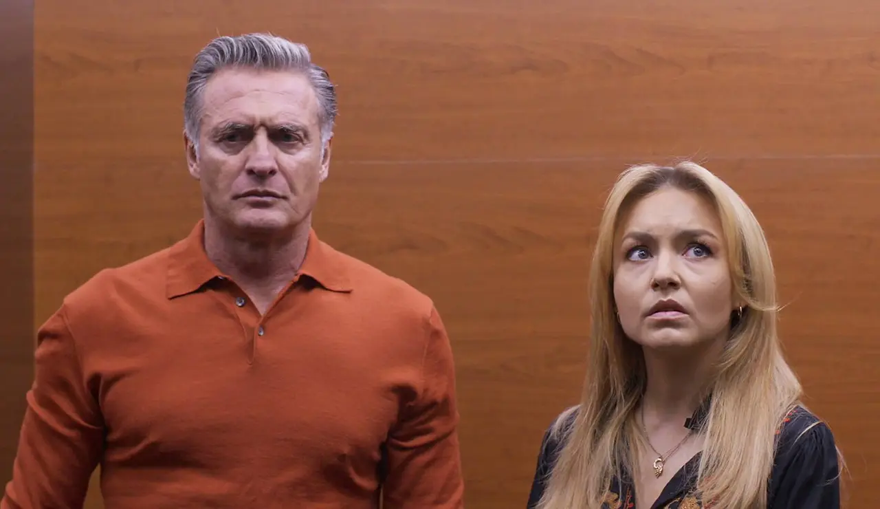 Leona y Apolo, al borde de la muerte tras desplomarse el ascensor en el que están subidos