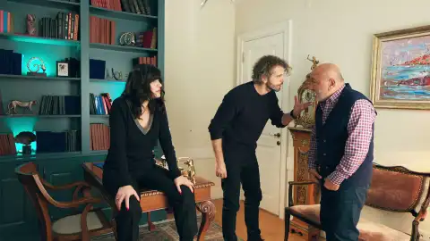 Neco se instala en la mansión y amenaza a Nur y Mali con revelar sus secretos Neco se instala en la mansión y amenaza a Nur y Mali con revelar sus secretos