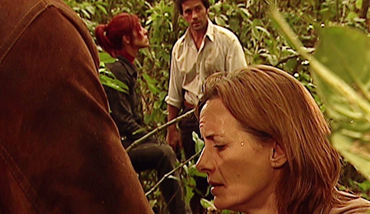 Pasi&oacute;n de gavilanes - Gabriela y Juan olvidan sus diferencias para resistir en la selva