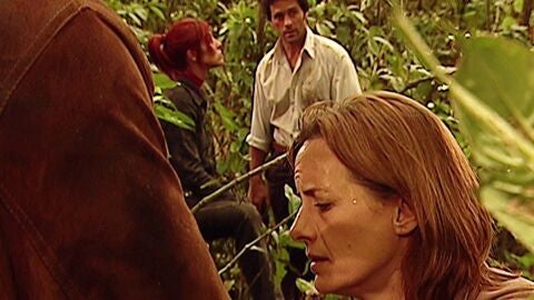 Pasi&oacute;n de gavilanes - Gabriela y Juan olvidan sus diferencias para resistir en la selva